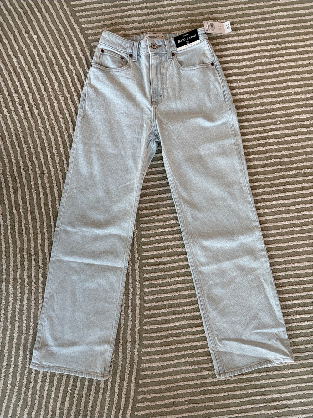 NWT Abercrombie & Fitch Curve Love High Rise 90s Relaxed Jeans Light Wash, 24 S